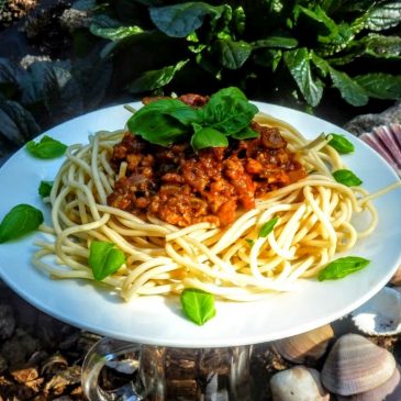 Spaghetti z ciecierzycy w sosie bolognese